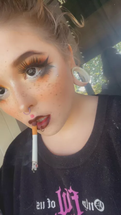 Does the thought of me exhaling my smoke on your cock while i suck make you hard 😏🫣 by princesspetty669