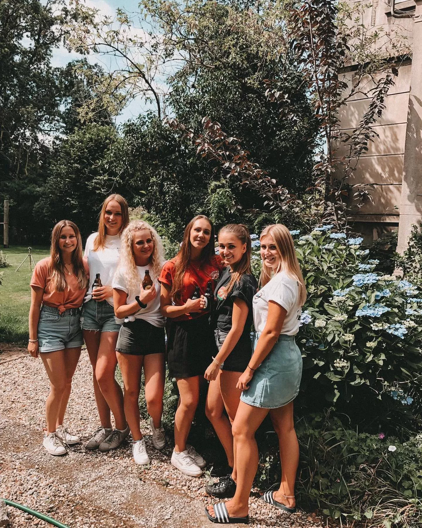 Festival Girls Left to rigth posted by GloomyPharasing