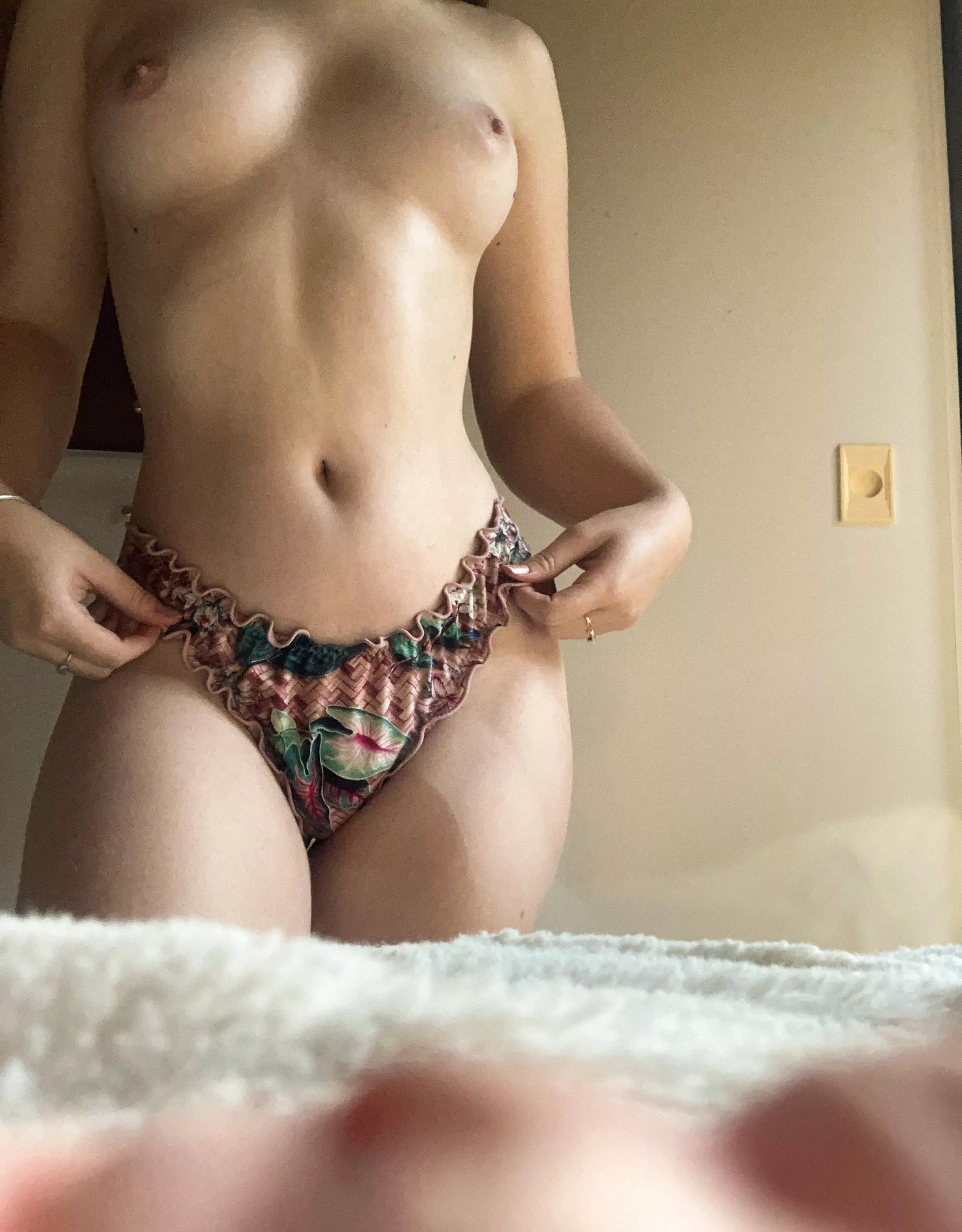 Flashing my DD’s before catching a flight😈😈 posted by LuluFonseca