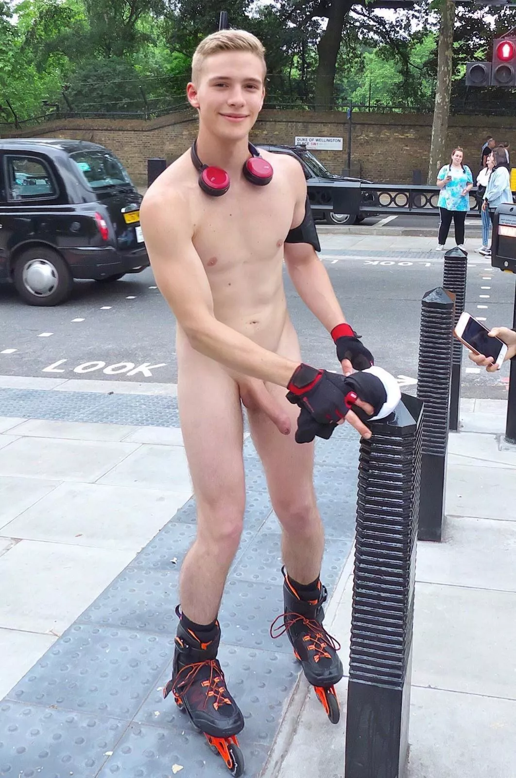 he seems aroused. anyone else? posted by Organic-Map-9436