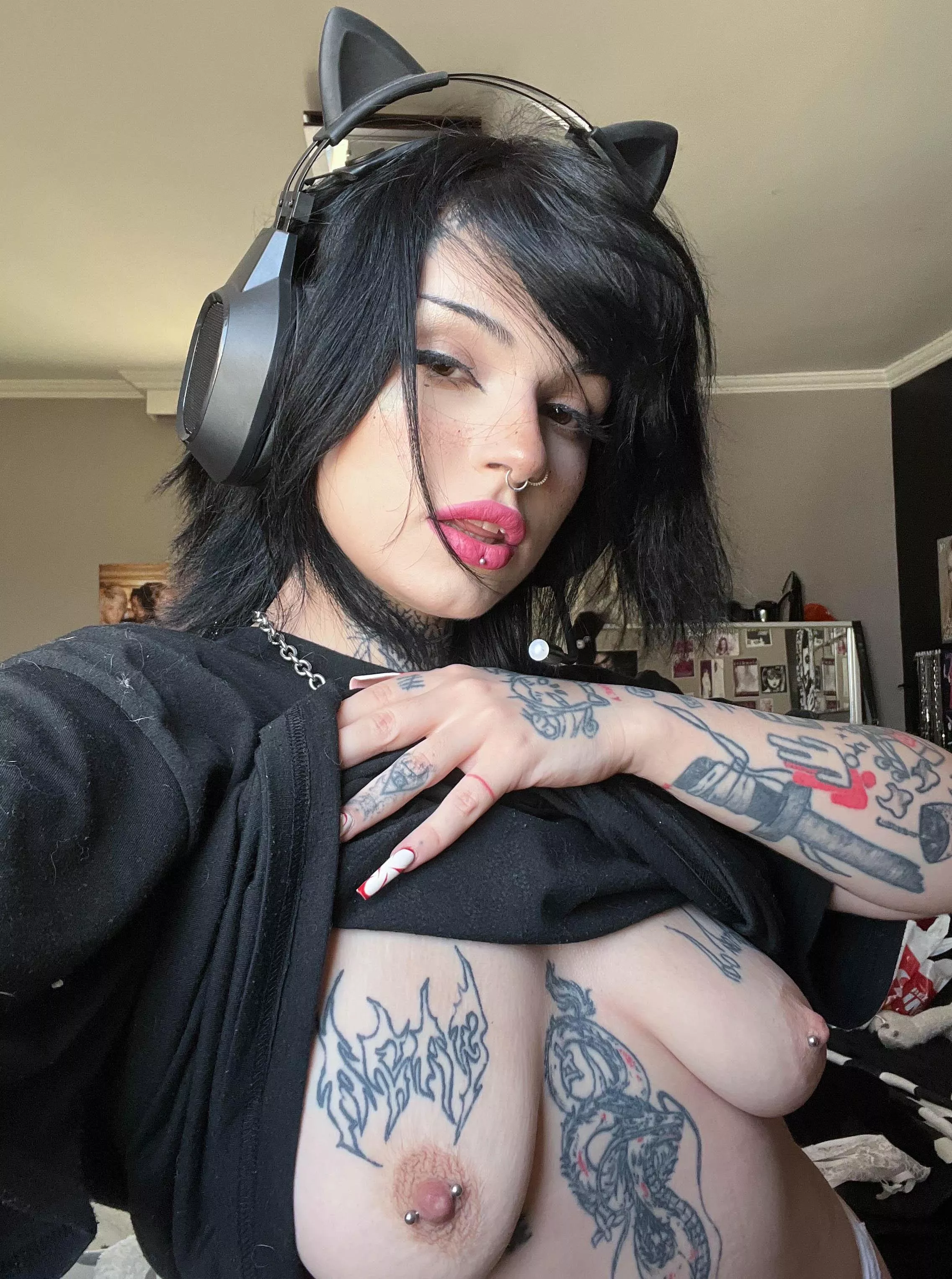 Just taking nudes for whoever wins this round in CoD posted by tsswamy