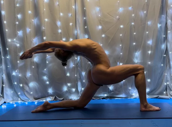 Low lunge by MereFit