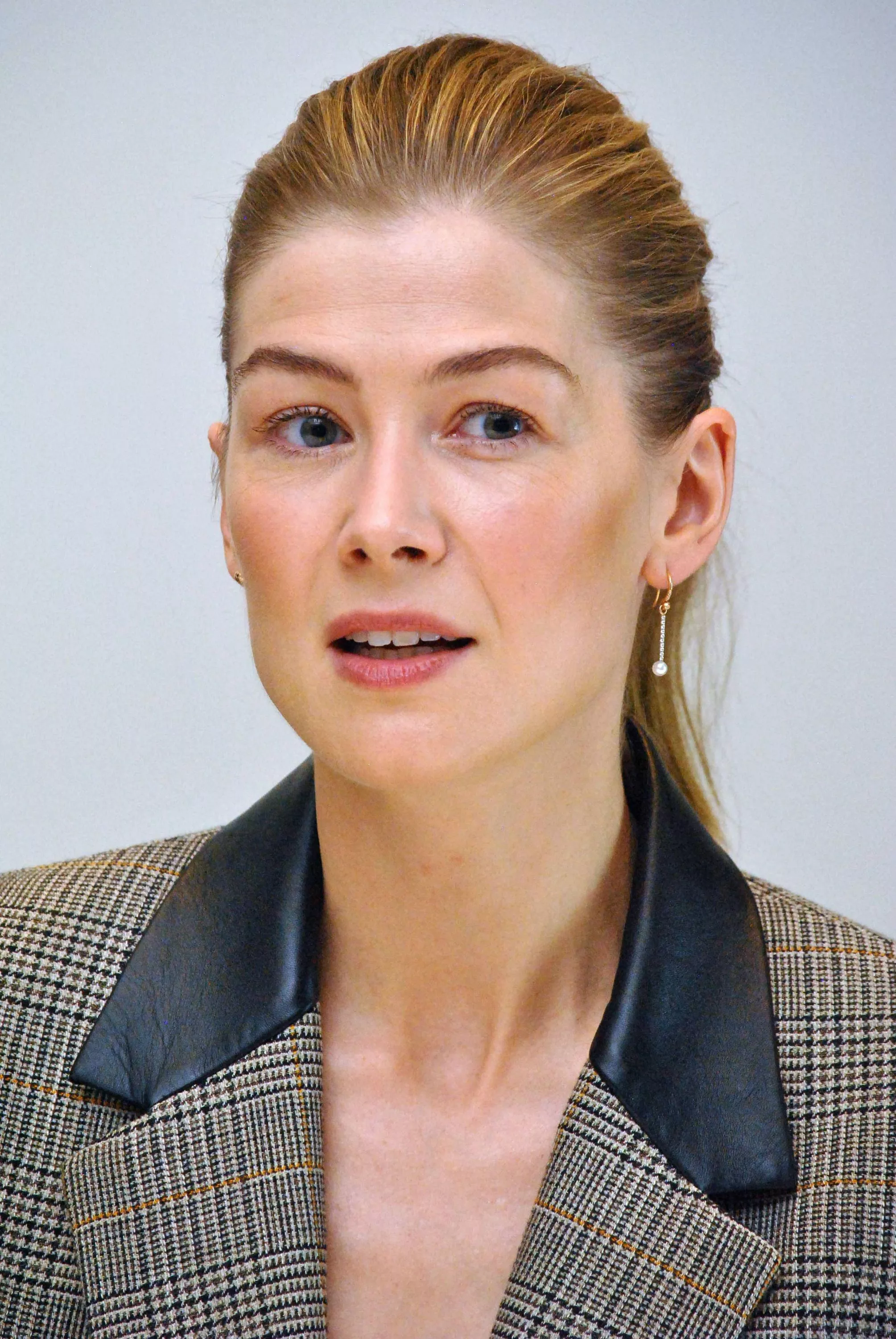 Rosamund Pike posted by oblique_shockwave