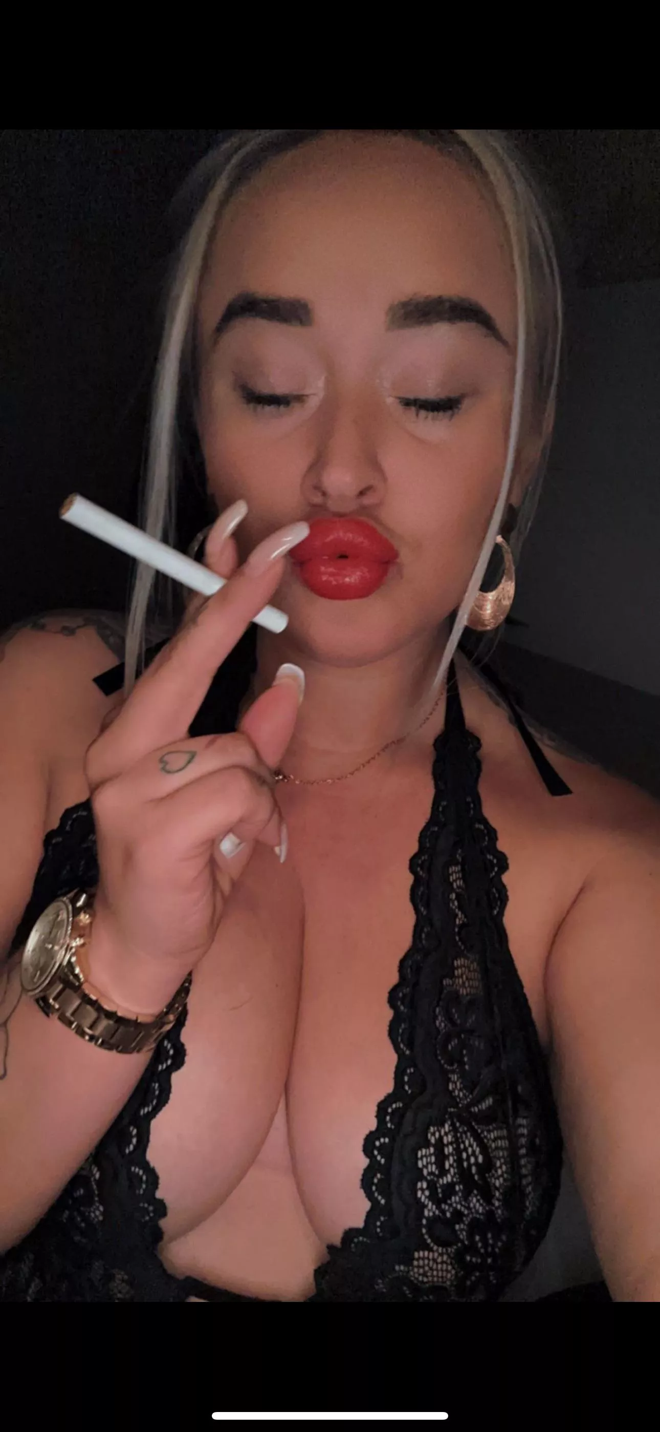 Waiting for youuuu 🚬💋 posted by xxkiki22