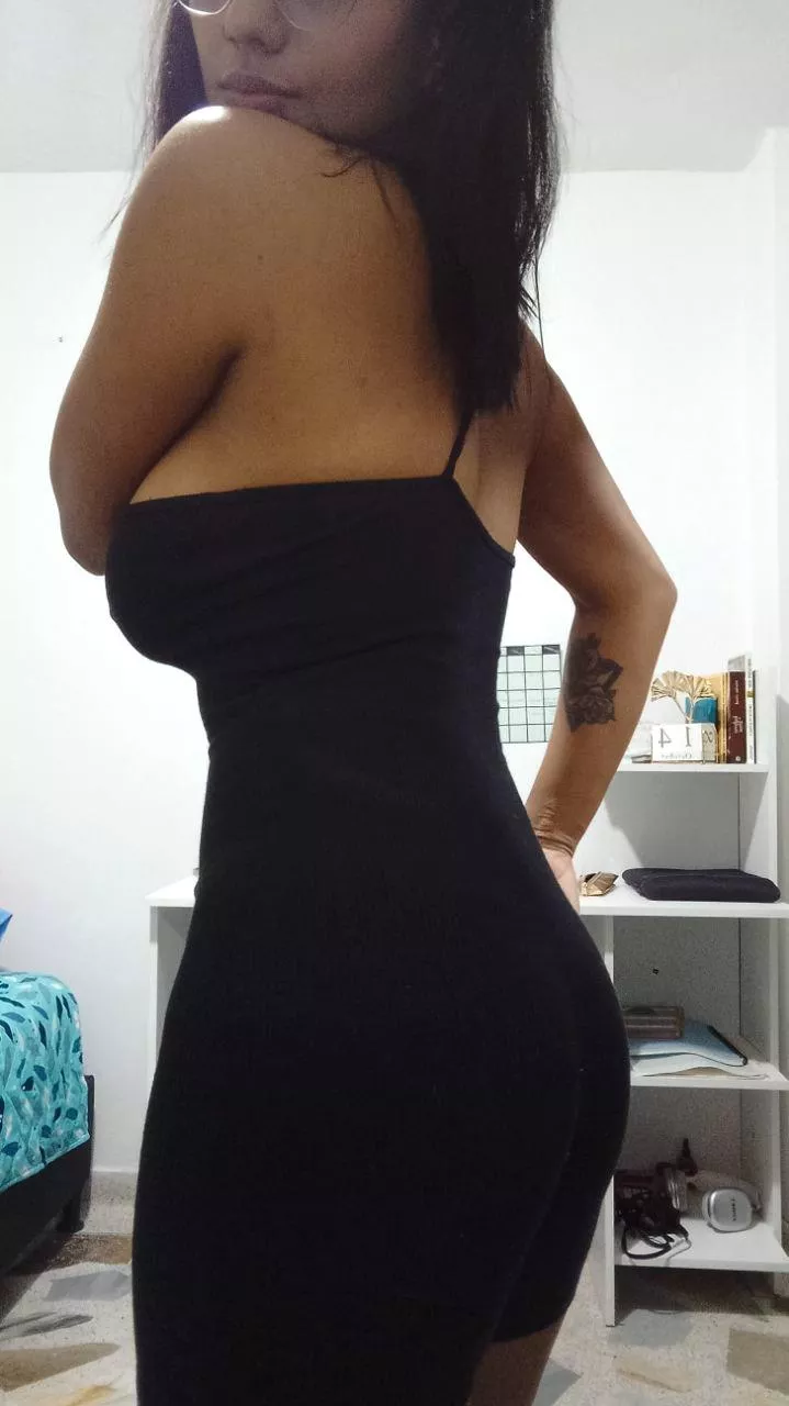 Want to know what is under my dress? posted by angelinagil