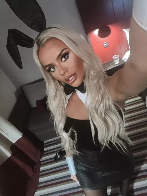 Bunny hottie by deepinsunshine