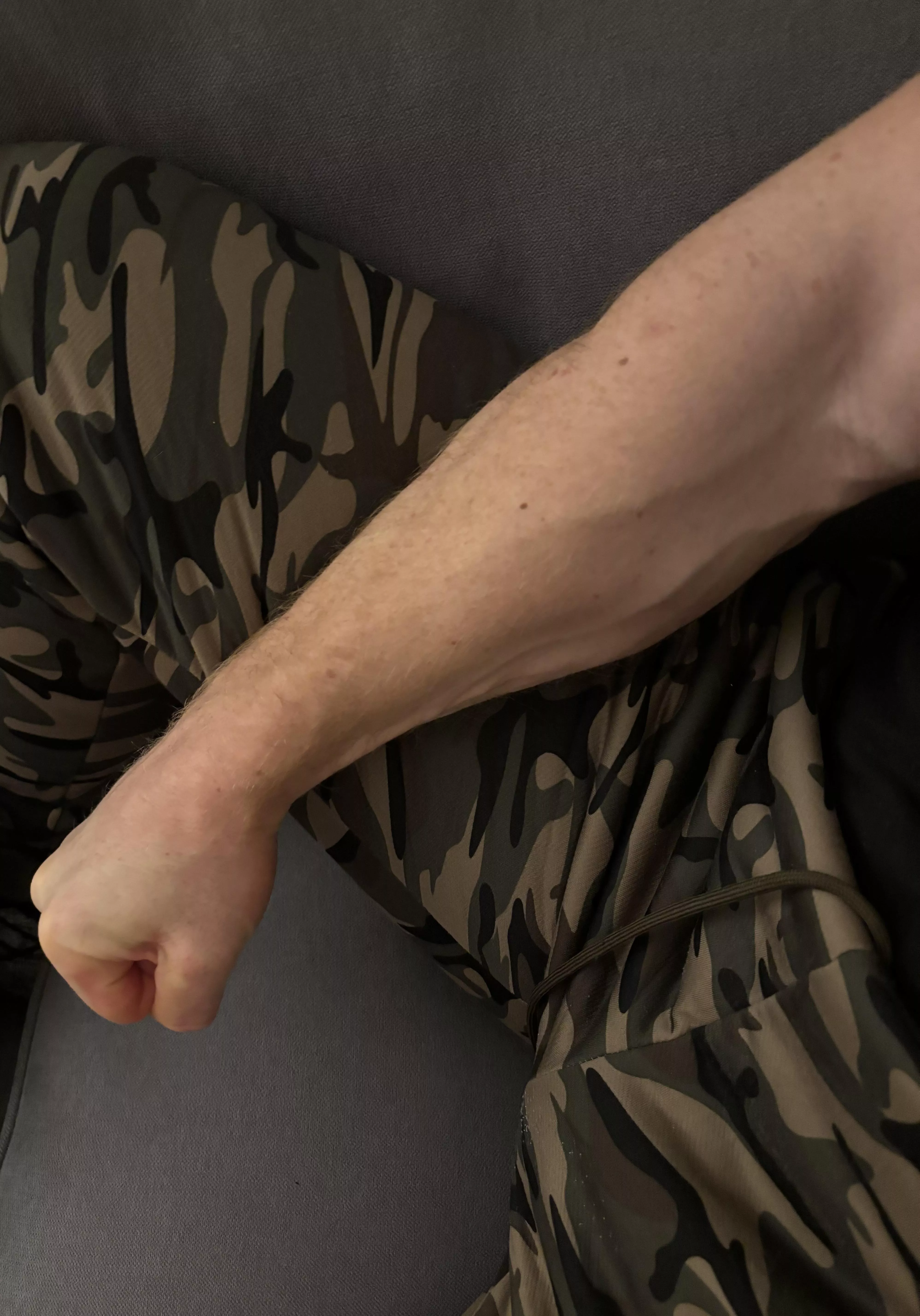 Crazy strong 💪 forearms, wanna have me punish you with these? posted by Bearded_alpha1