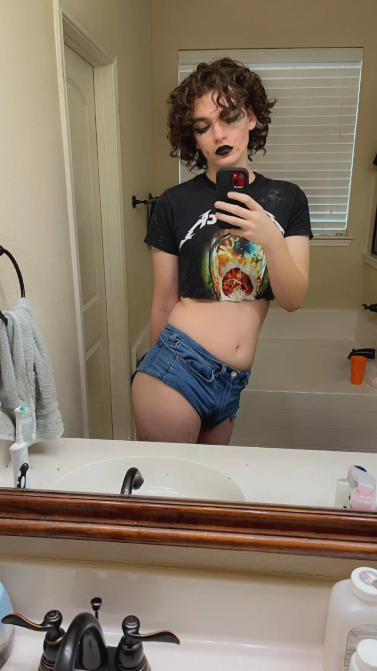 da goth boy says hi! 🖤 x3 posted by femboy_power