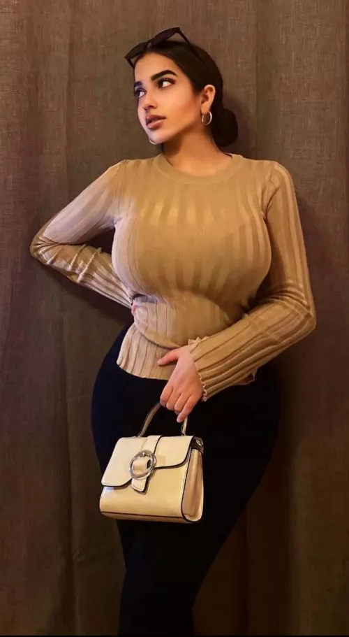 Her top could be tighter by NoBackUpNoParty