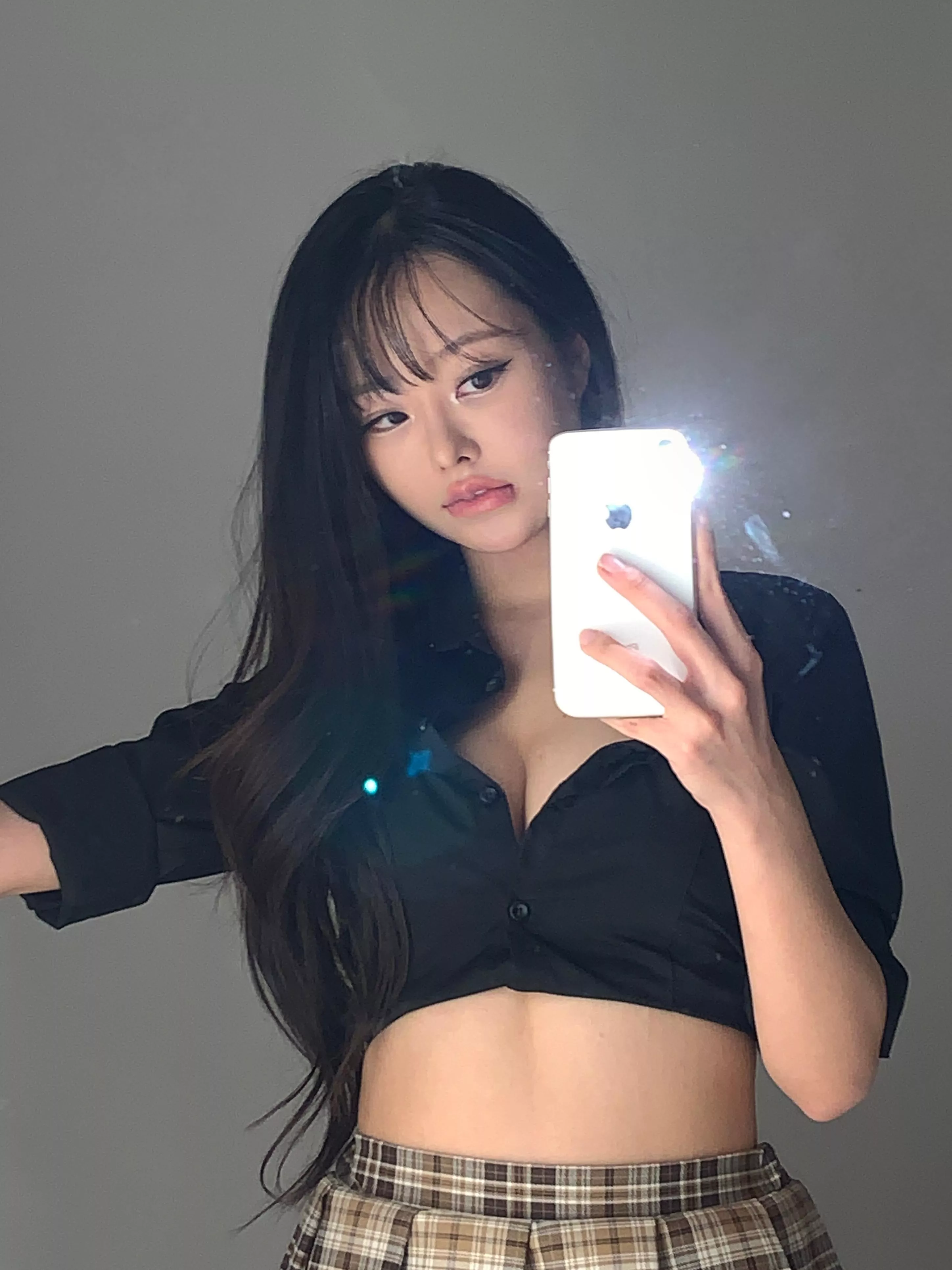 I always wonder how older men feel about a girl like me posted by xoo_Chloe