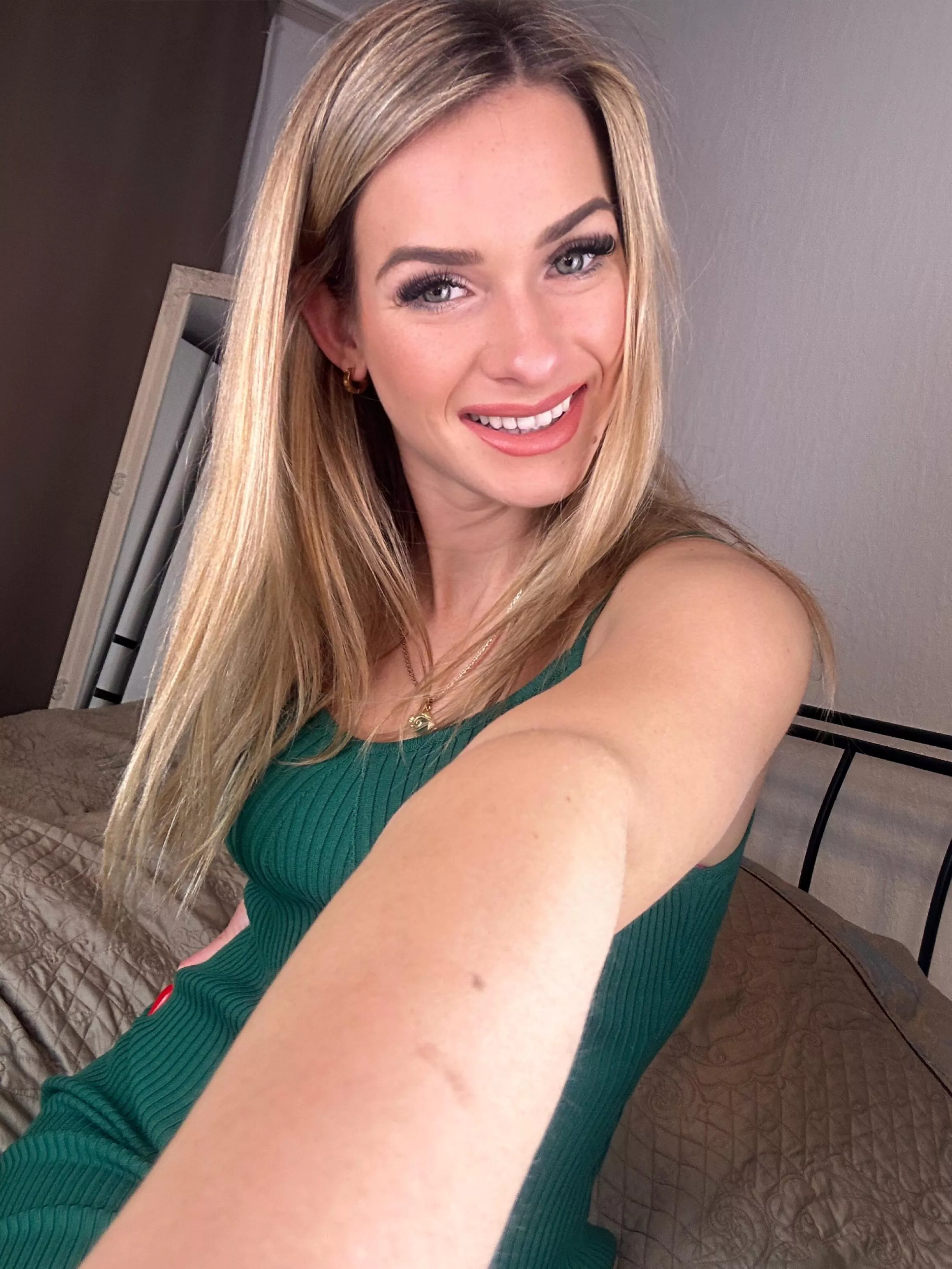 Looking gorgeous with this tight green dress posted by madaratayz