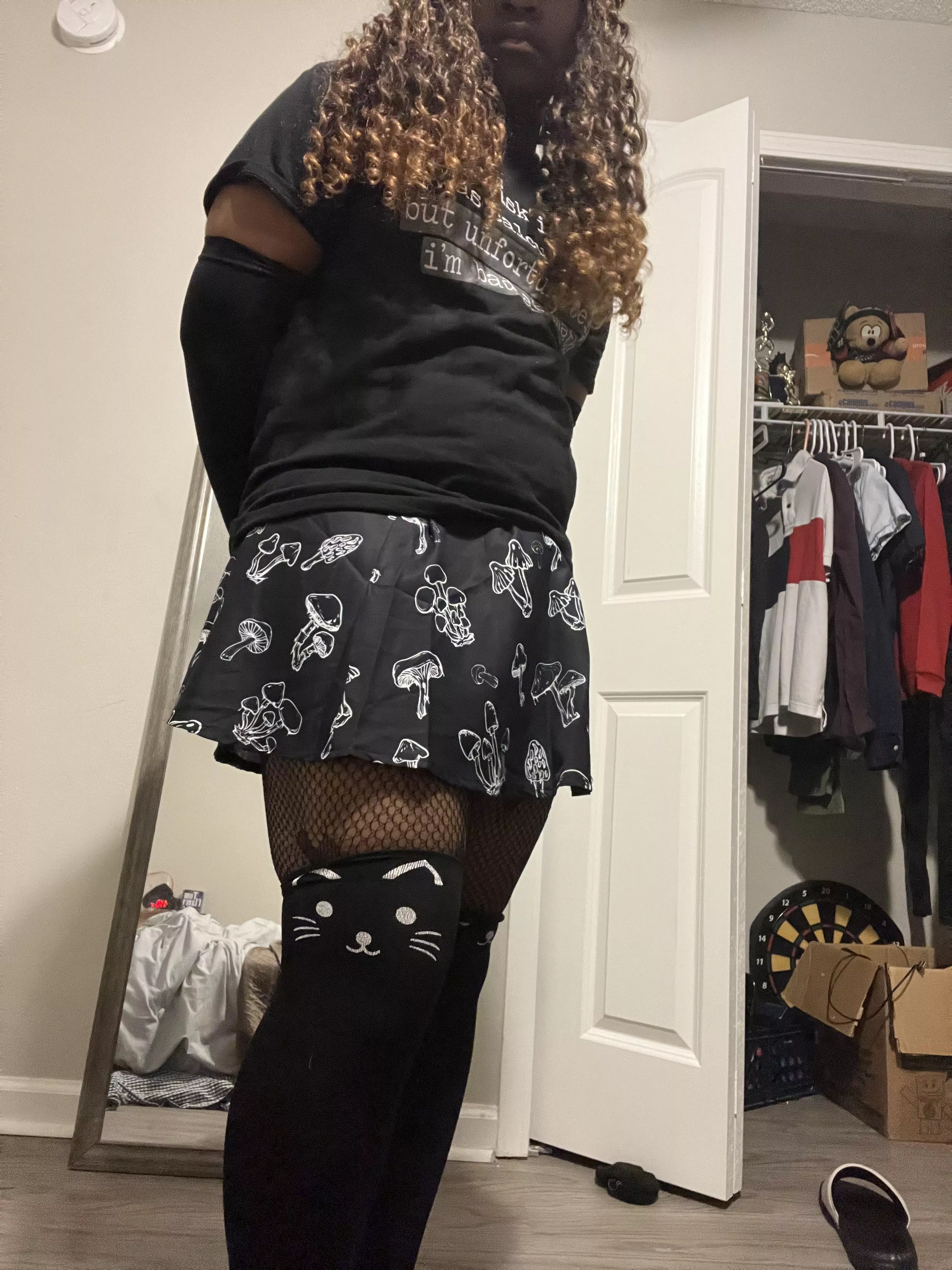 My skirt looks so poofy posted by RemyOFC0