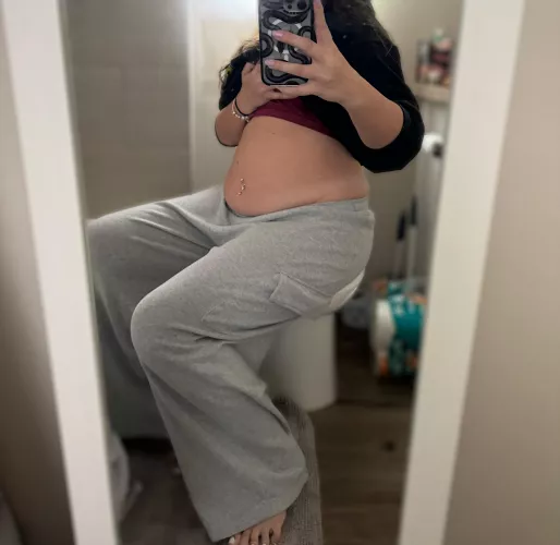 Starting to get reaaaal big 🤰🏻 25+ lbs gained in 2023 🎊 by bellagirlsbelly
