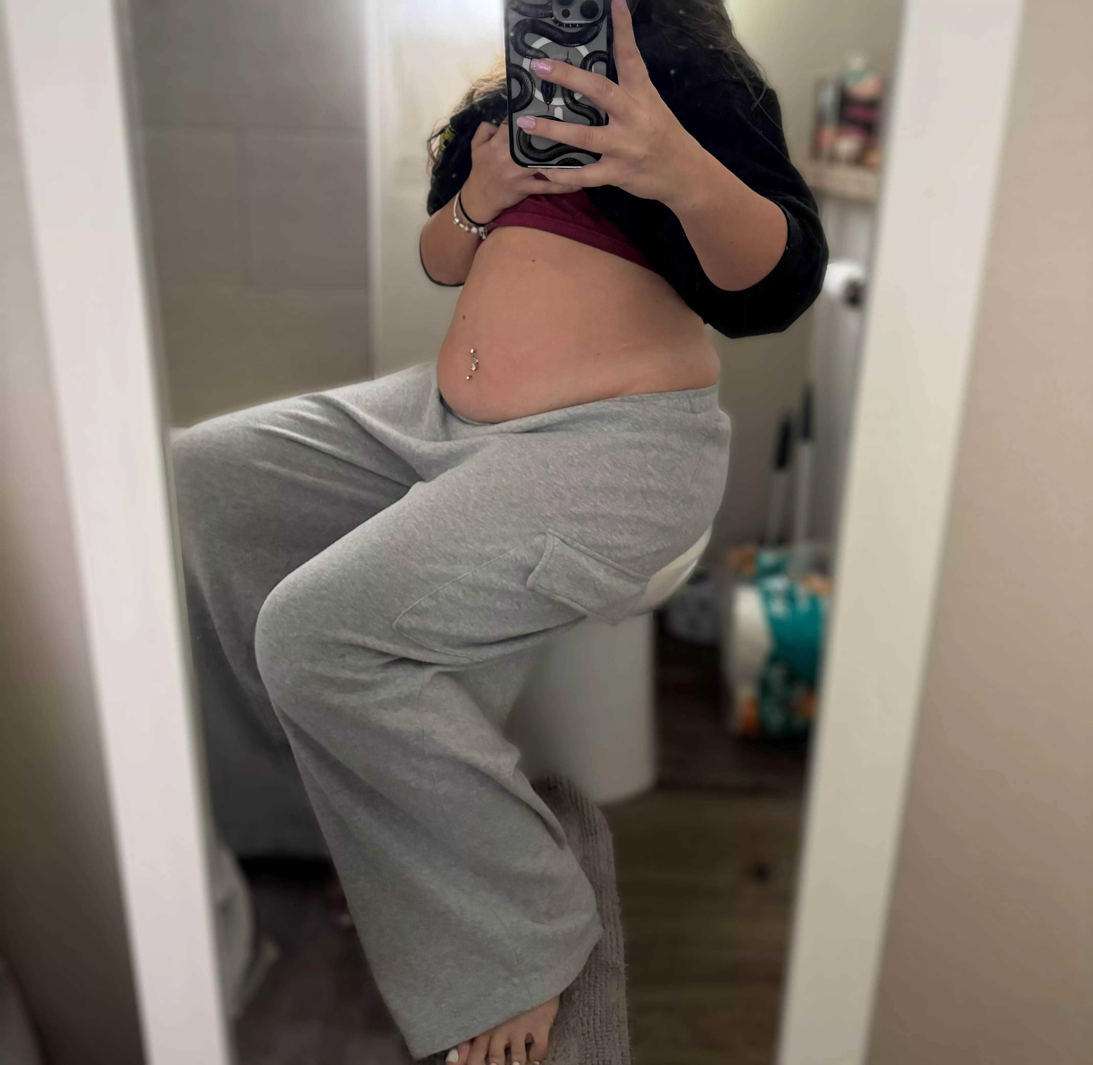 Starting to get reaaaal big 🤰🏻 25+ lbs gained in 2023 🎊 posted by bellagirlsbelly