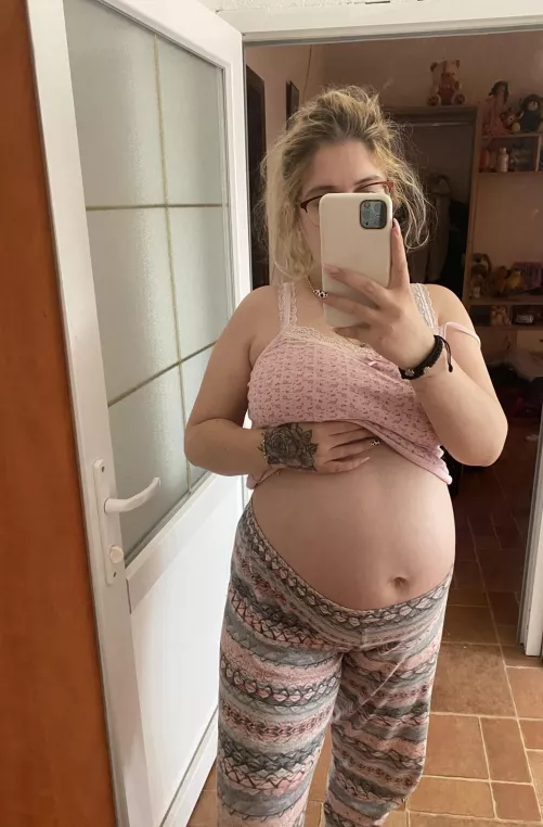 Am I attractive despite being pregnant? by AspiringShoplifting