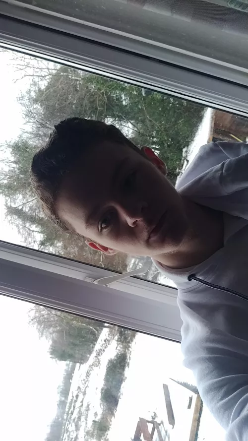 Anyone wanna chat and chill before I go to work? by AstralDrolf23