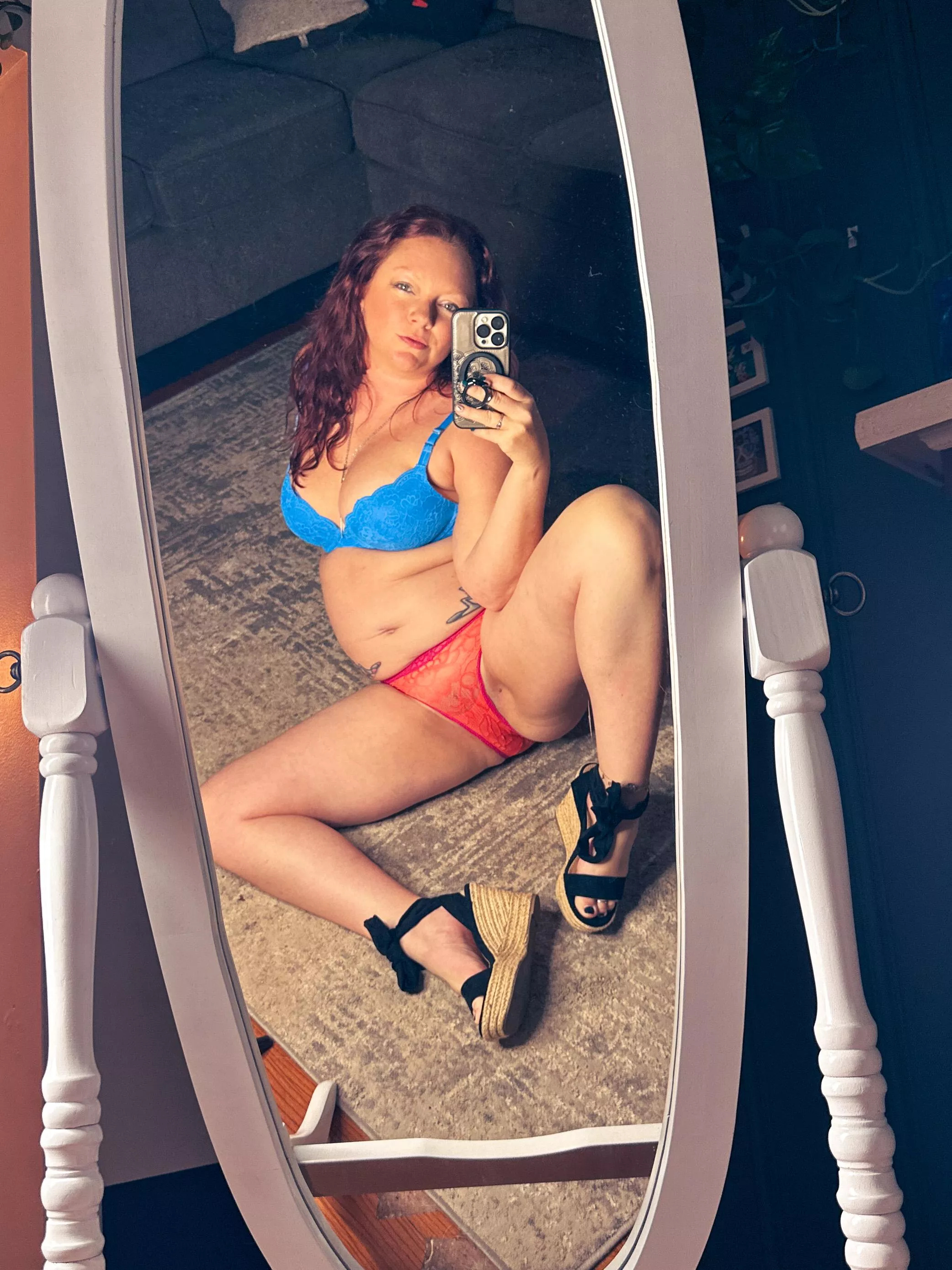 feeling sexy in the mirror posted by toomanydawncollins