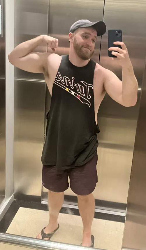 Going down in the hotel elevator by calcuslut