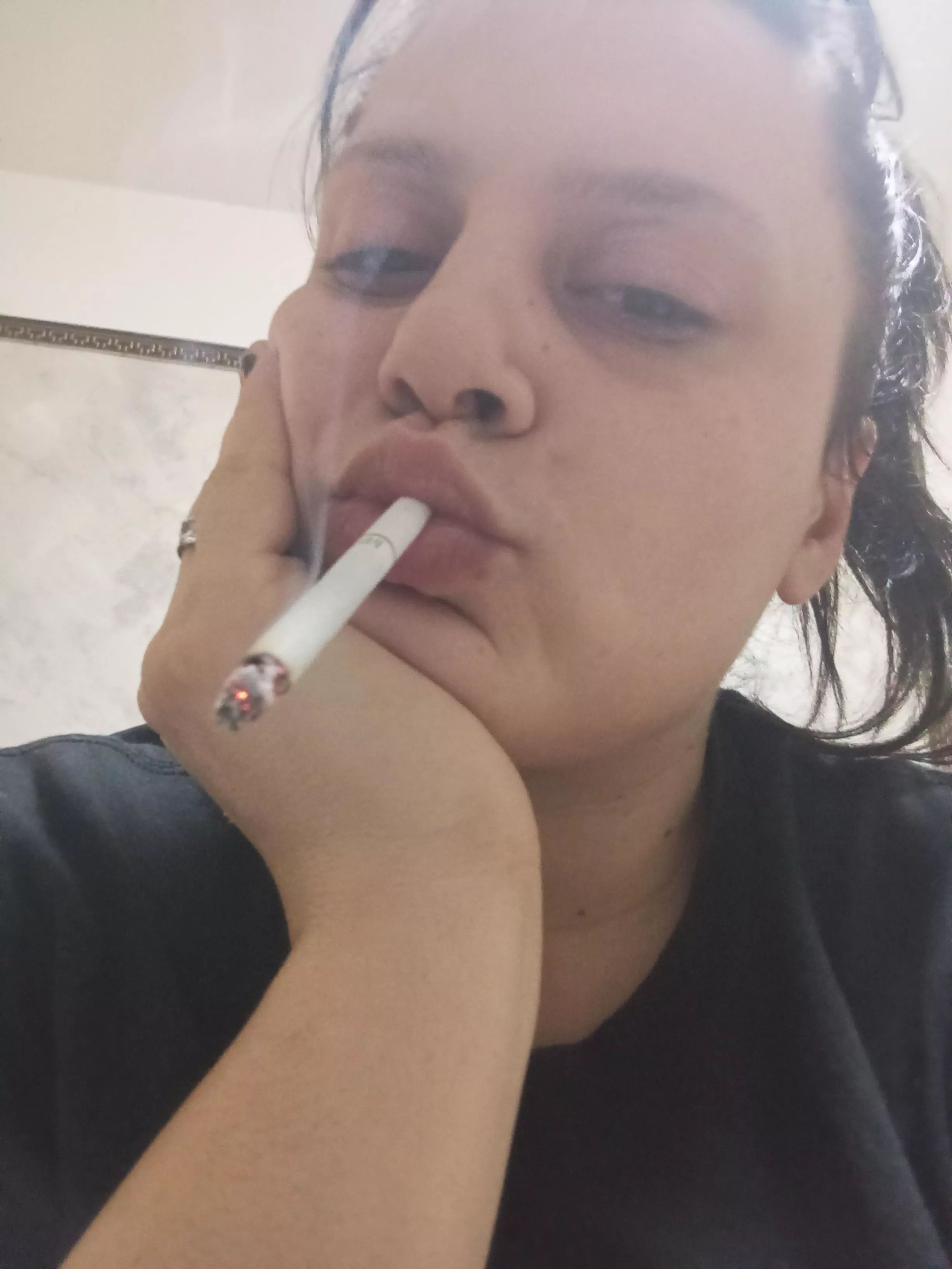 Good morning smokey hearts 🫶🏻🚬💋 posted by giahoney