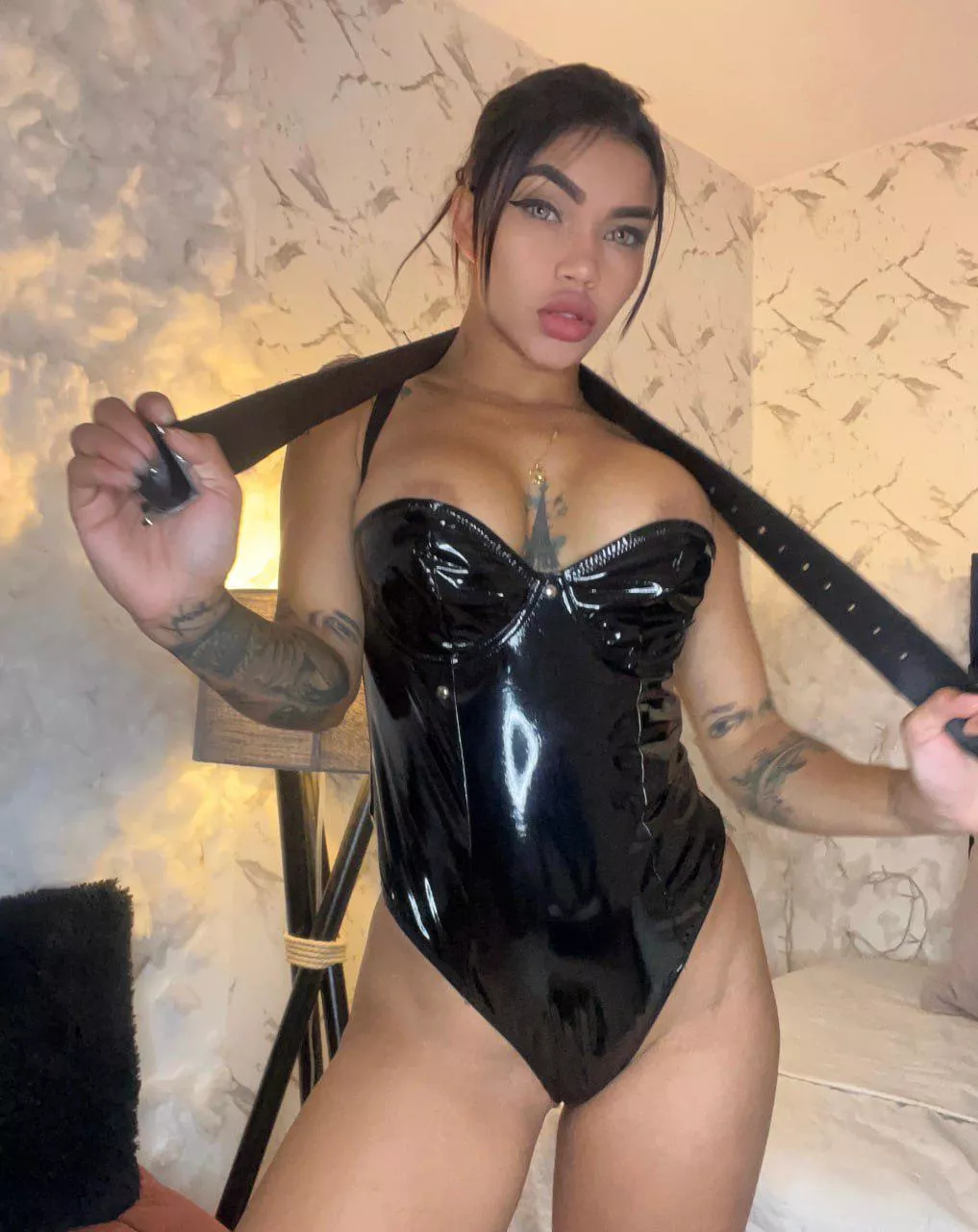 lady in leather posted by truicearpo