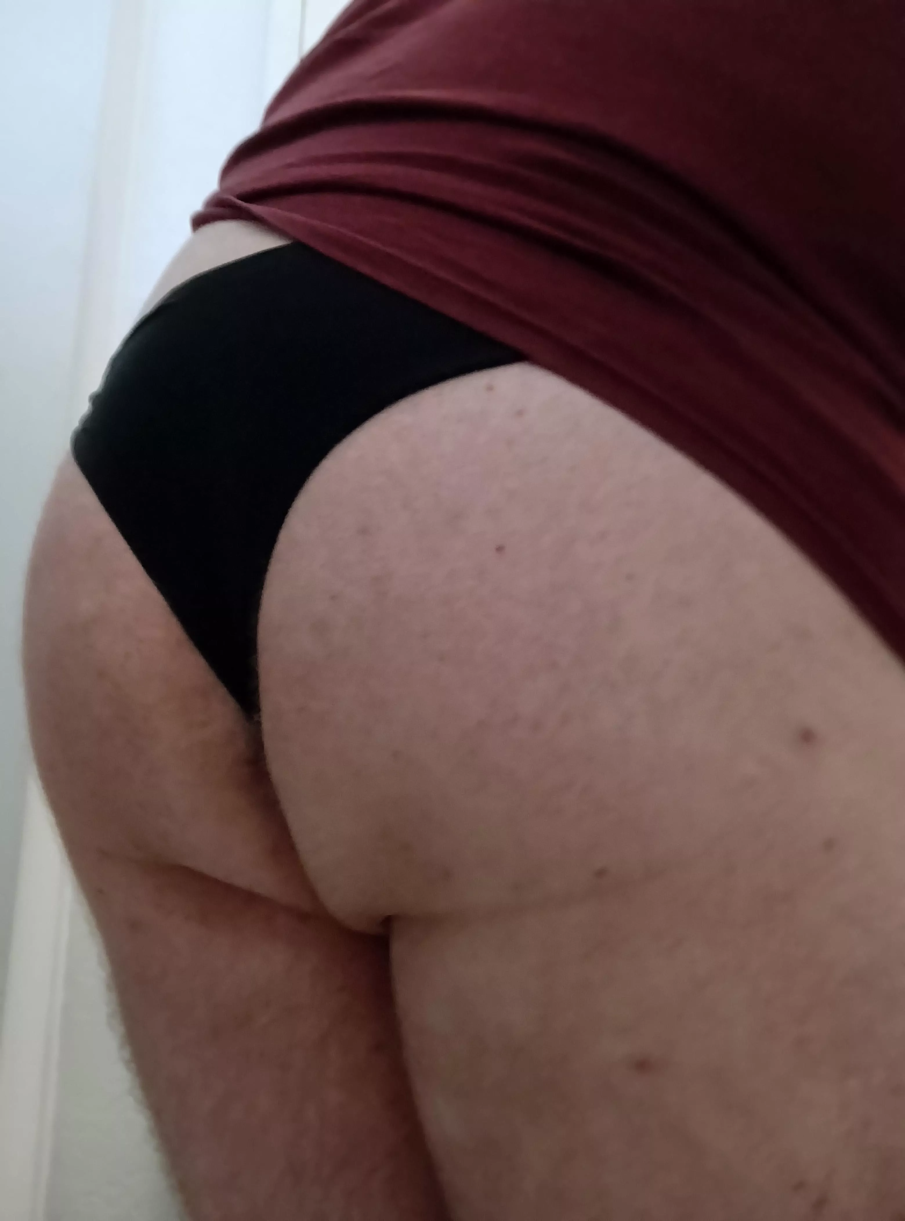 22 in need of an older gentleman to edge and make explode regularly posted by hellotheresir20