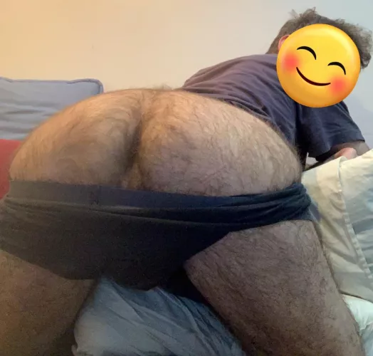 24 in shape DL Arab boy with a big furry bubble butt. 😉Horny as hell, snapp me: AmirKahr by amkahre