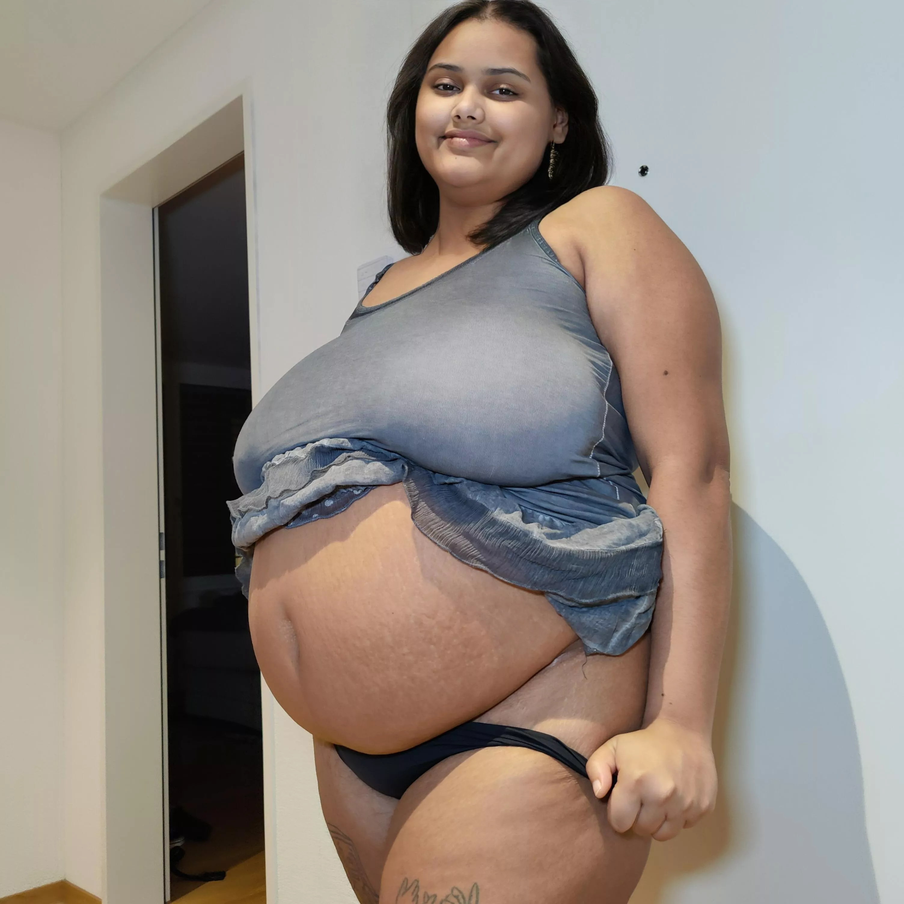 Am I getting to big? 🫣🐷 posted by curvypotchi