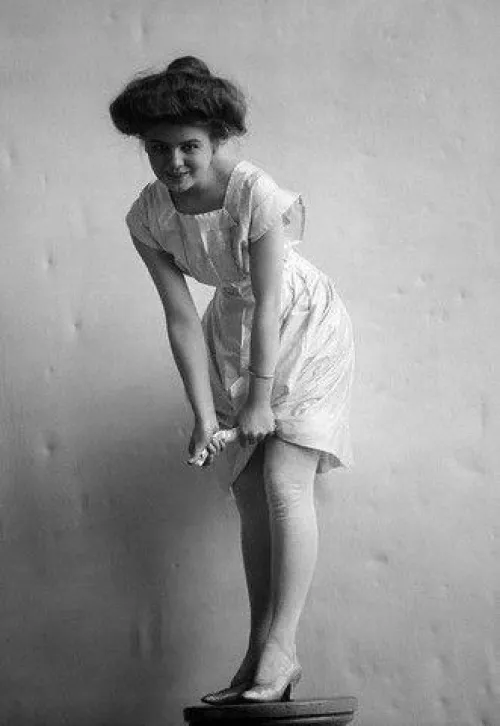 Gibson girl showing a scandalous amount of leg by Mundane-Employer-719