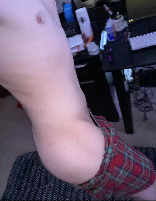 Looks like there falling off ;) by colwinz_