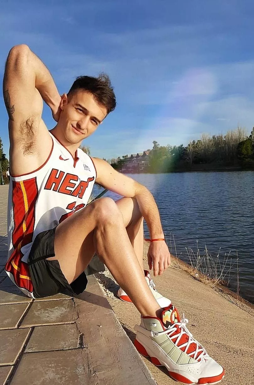 My boyfriend told me to shave my pits, wdy think? posted by asexyspiderman