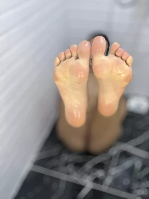 My sweet feet love kissing by sweet_sun_