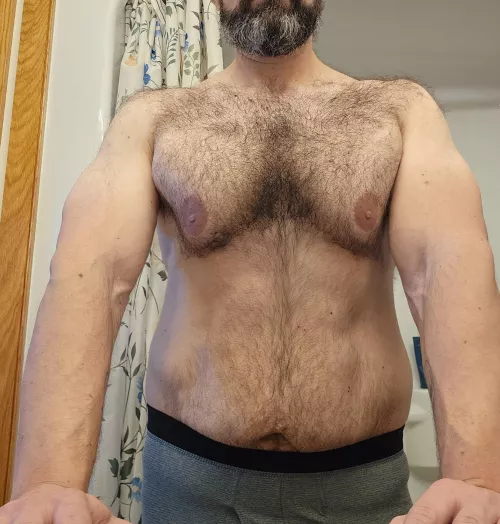 (40) this dad has the weekend all to himself..who wants to keep me company? 😏 by Prestigious_Poet_69