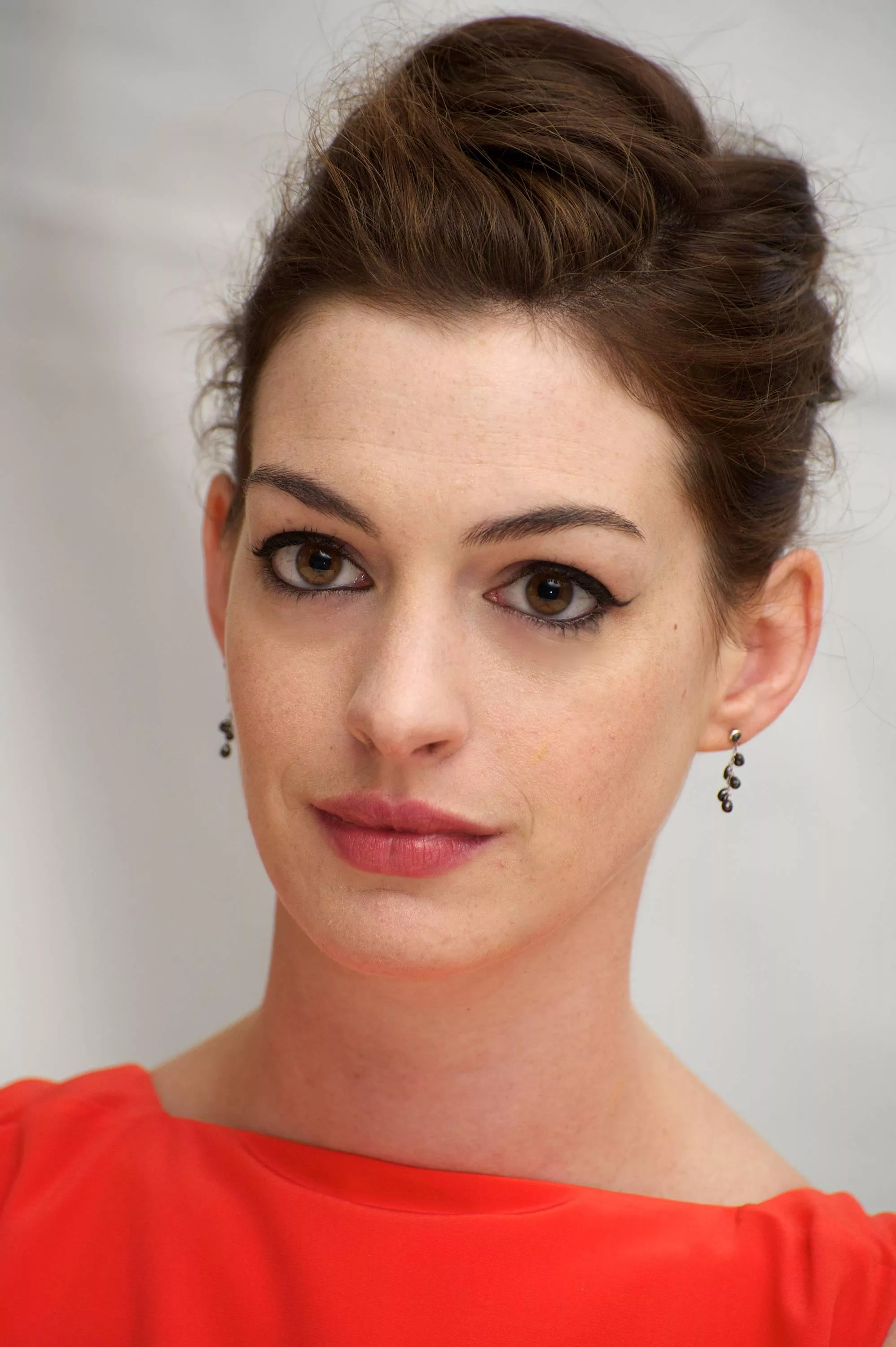 Anne Hathaway posted by oblique_shockwave