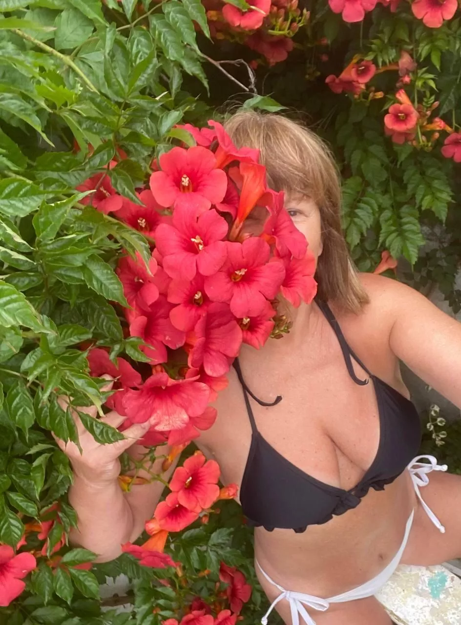 F70 Let’s do it behind the bushes posted by Caty-M