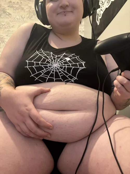 Gainer gamer girl 🐷🎮🖤 by Emobabee0