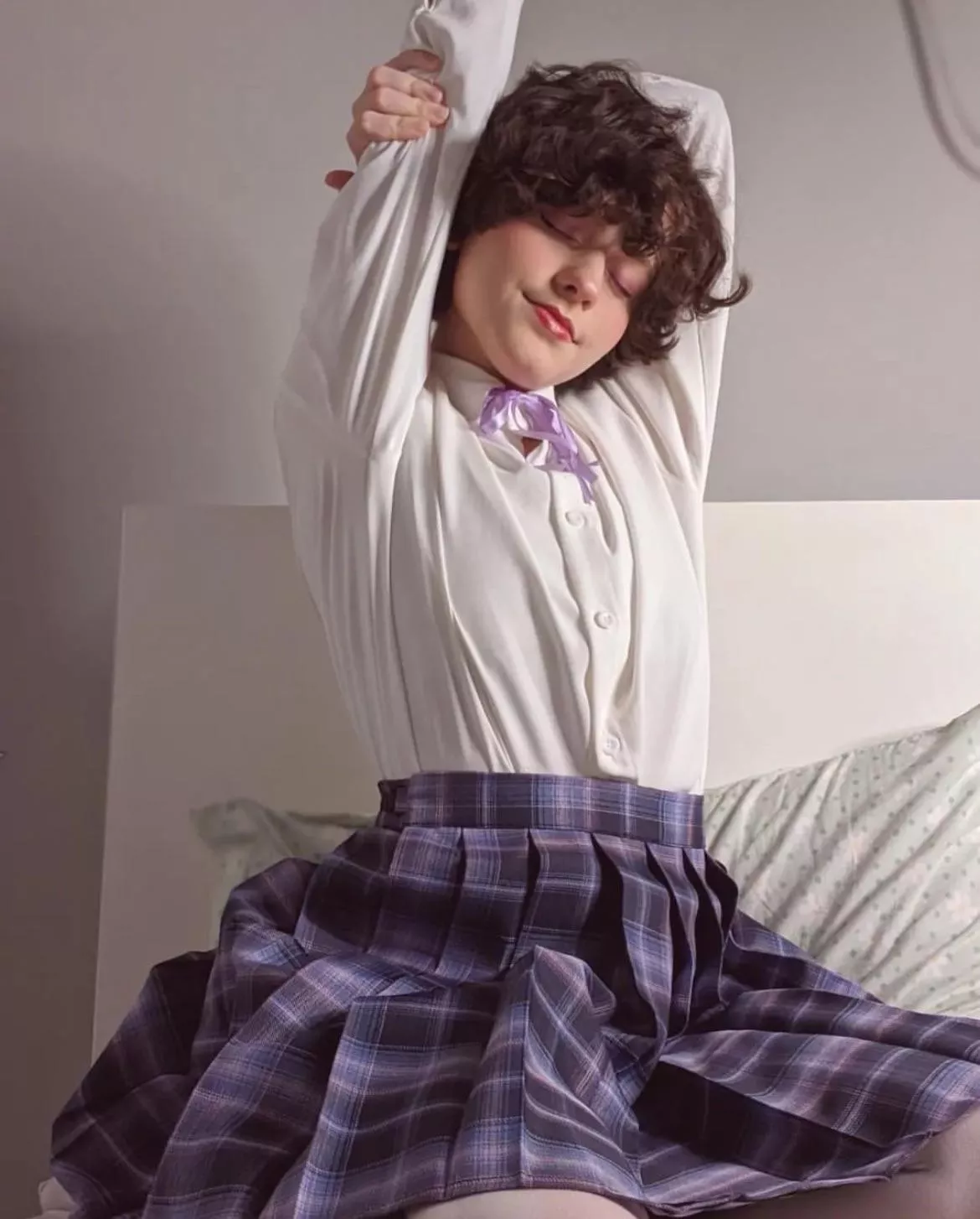 just stretching :33 posted by the0_neko