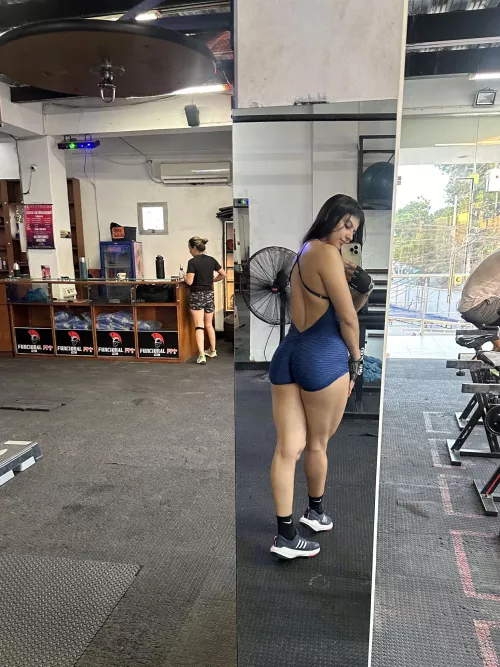 Solid glutes in action by Ringedsplitter