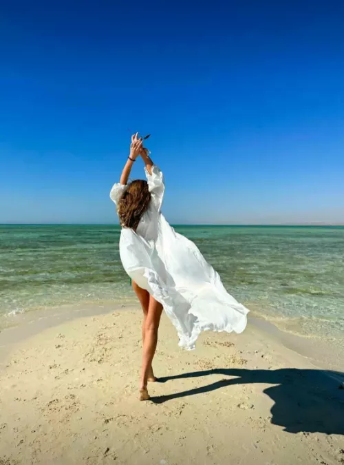 the wind lifts my dress and pleasantly tickles my genitals by sexy_maier