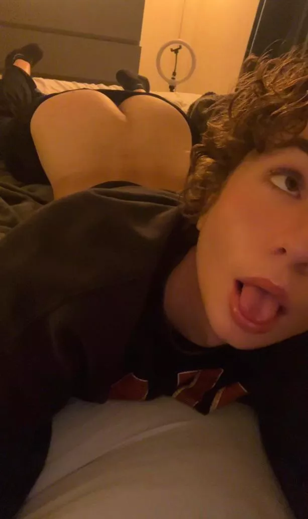 Would you taste me ? 🍑 posted by XxAlexAdams9