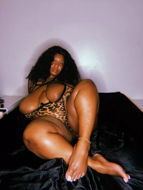 A little glimpse of my cute pink toes🎀 by Onlineerica