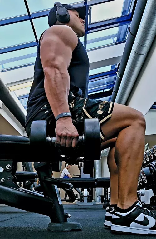 Arm while pumping some iron by GermanMuscleBoss