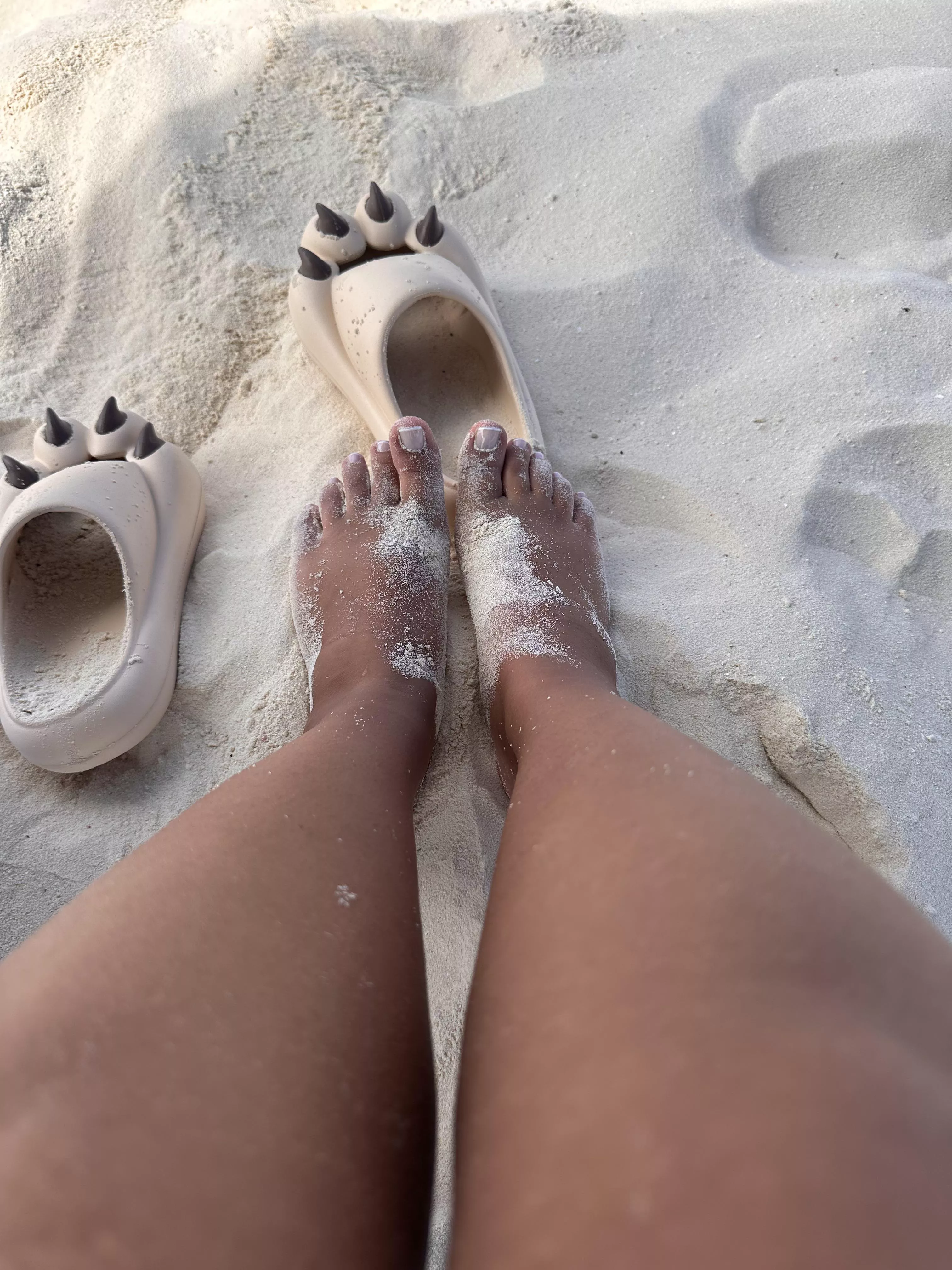 Cute feet at beach posted by RudeGera