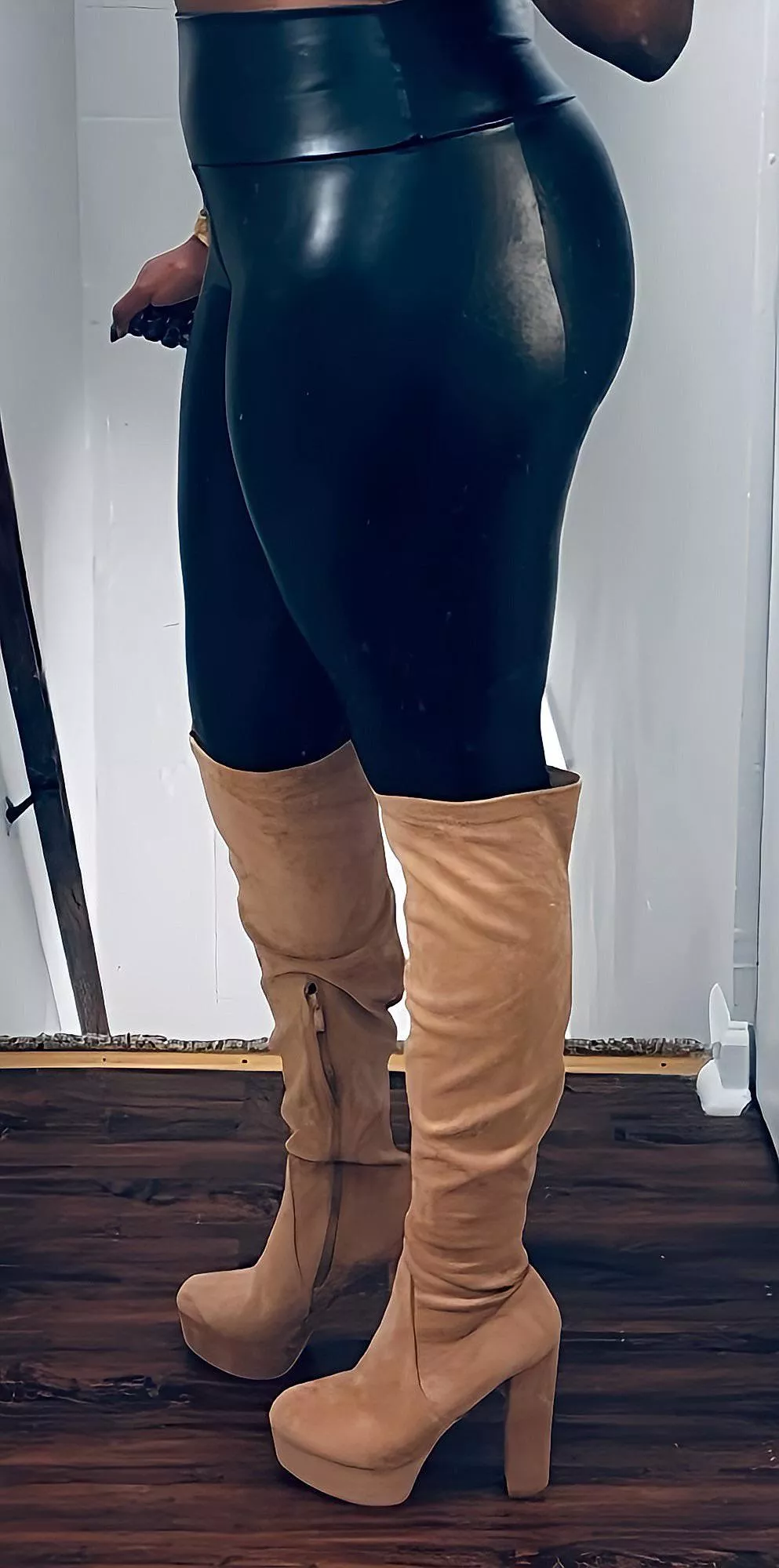 I adore the contrast posted by foxybalboa23