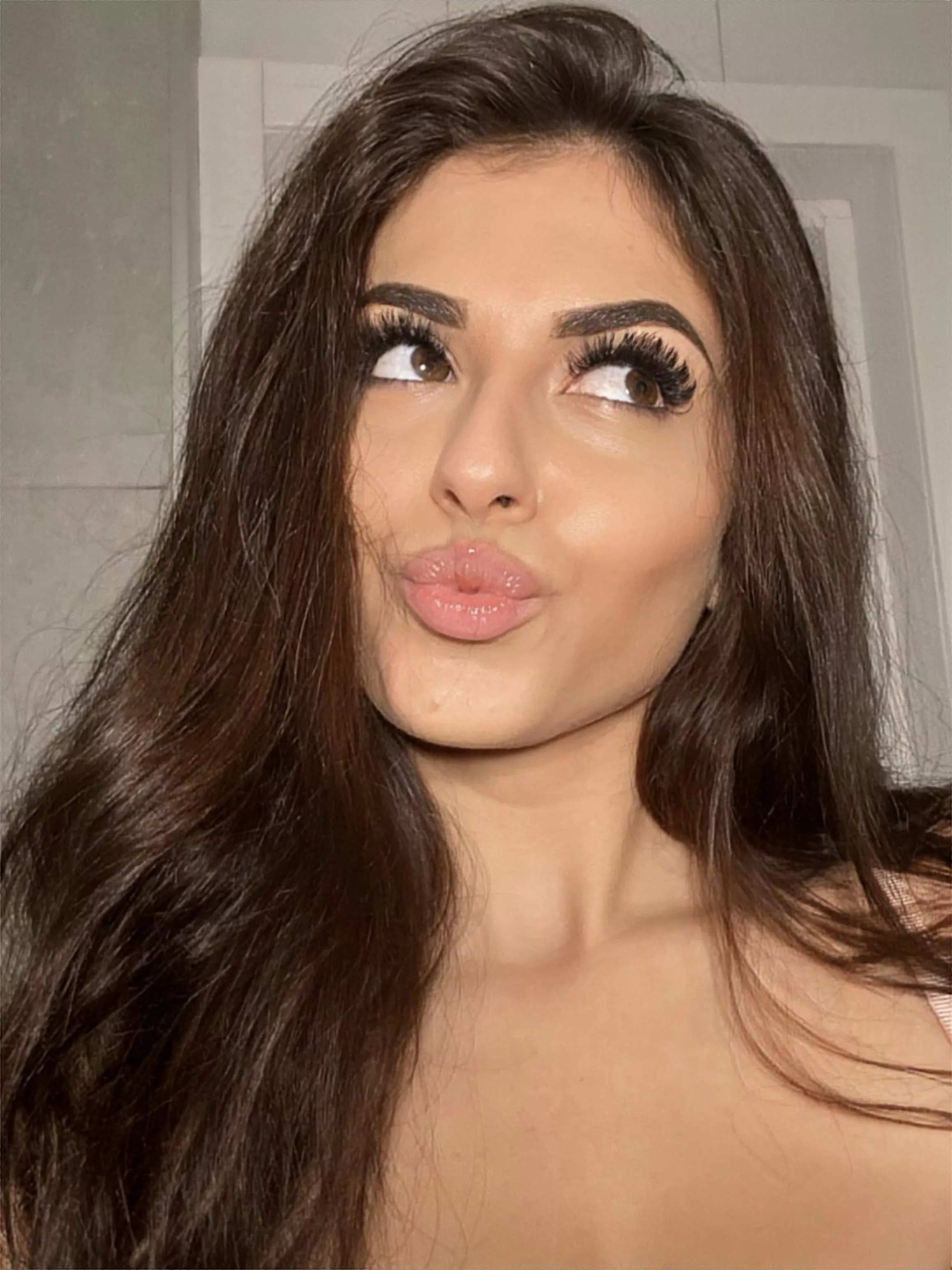 I like to kiss very much posted by miniestwardeb