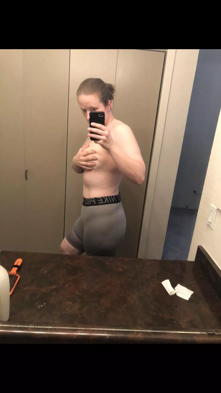 I need a petite submissive fem slut who’d love to be owned by a dominant muscle mommy posted by abbstractassassin