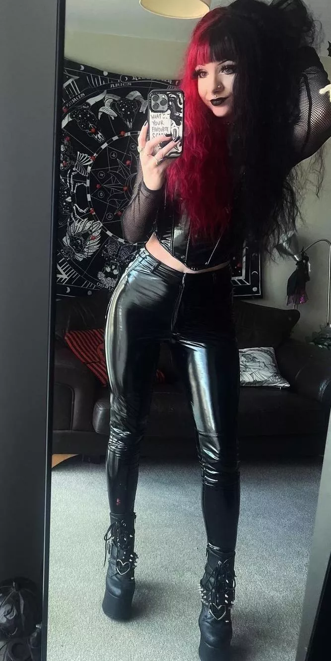 One day I won't wear all black -- but today is not that day 😂 posted by _QueenofDarkness