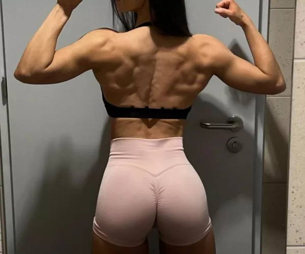 shredded back by linasphysique_