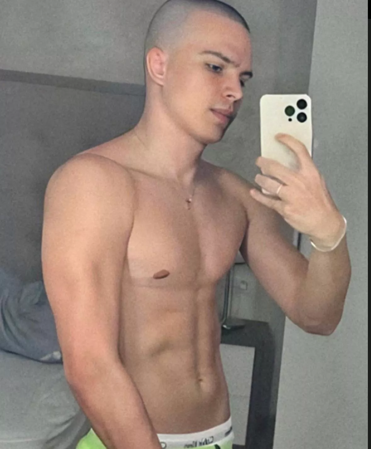 23 miami looking for hot good boys to spoil posted by kennedyvandutch