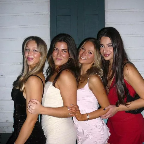 [4] Which One? by whitetoweltw