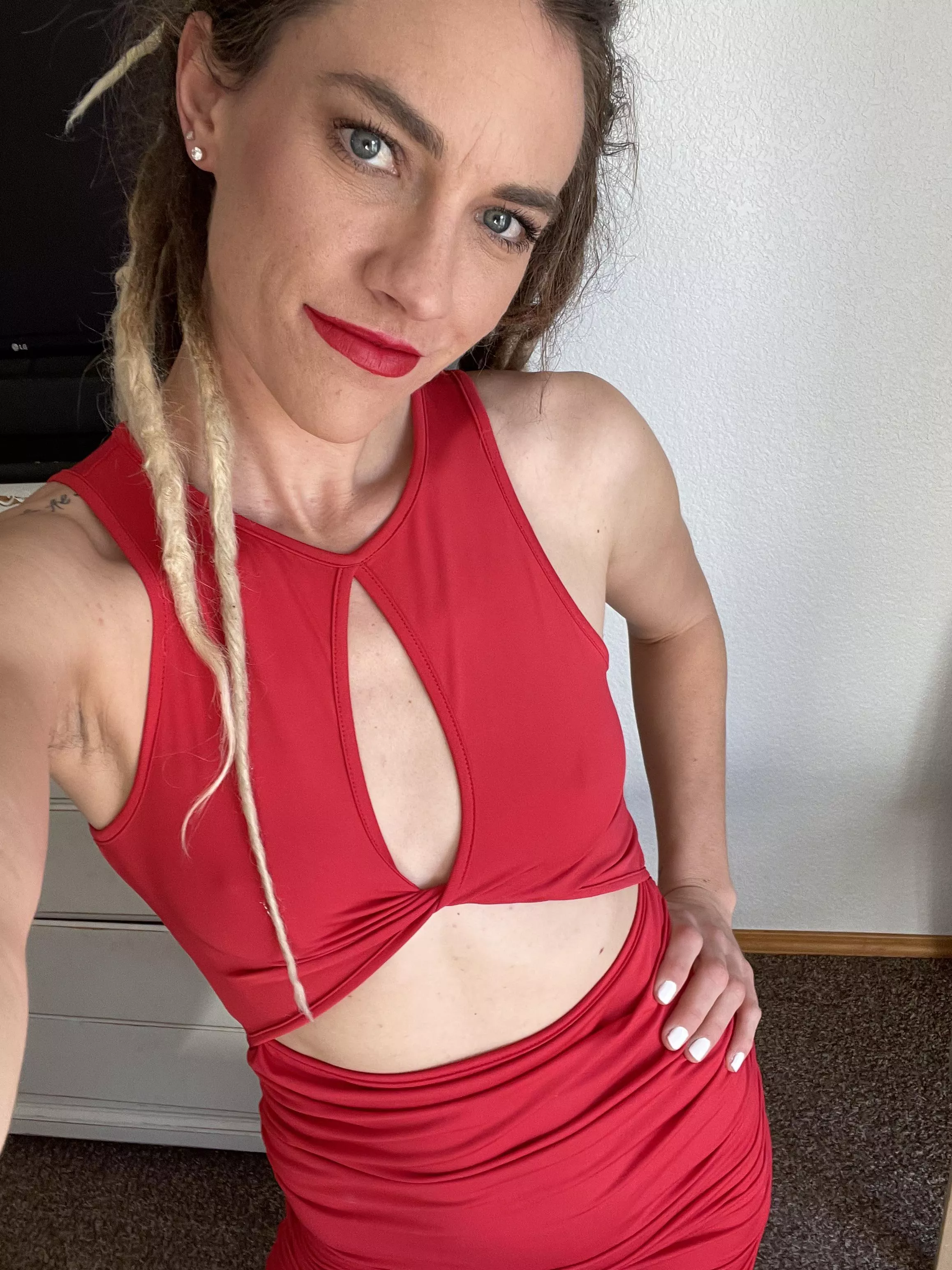 Couldn’t find a bra to hide under this tight dress posted by siennajuneofficial